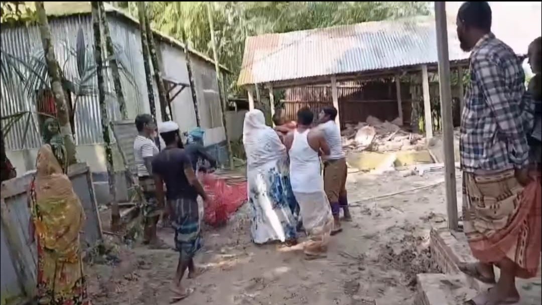ভূরুঙ্গামারীতে জমি নিয়ে বিরোধ, ছোট ভাইয়ের বিরুদ্ধে ২০ লাখ টাকার মালামাল লুটের অভিযোগ